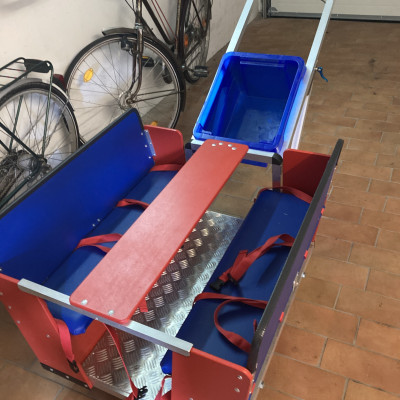 Mit dem Wagen zum Spielplatz Mit dem Wagen zum Spielplatz