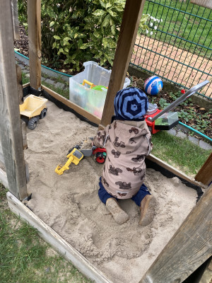 Bauarbeiter im Sandkasten