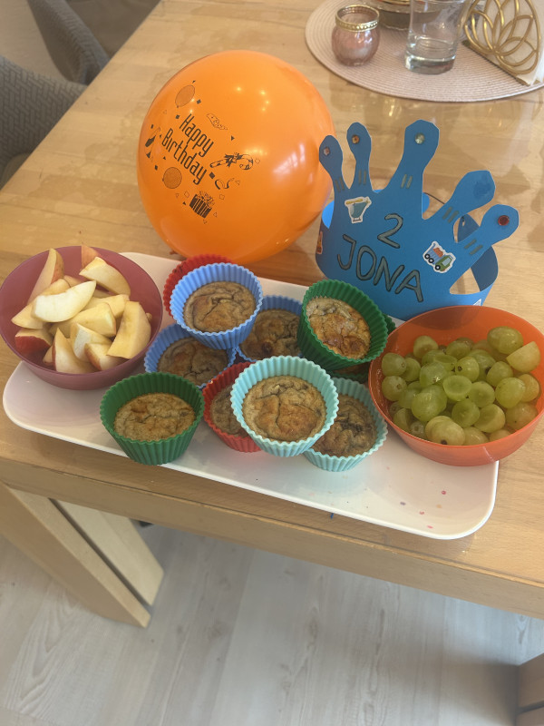 Es wird Geburtstag gefeiert! 🎉 Mit bunten Ballons, einer Geburtstagskrone und leckeren Speisen🥳🎈